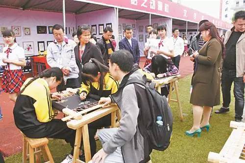 熱點(diǎn) 重慶日報(bào)專版報(bào)道秀山職教中心辦學(xué)成果