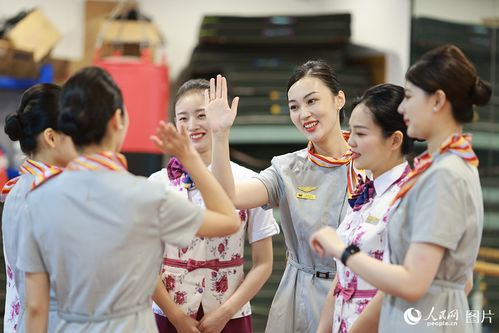 重慶空姐與動(dòng)姐攜手開展服務(wù)禮儀培訓(xùn)，積極備戰(zhàn)暑運(yùn)高峰